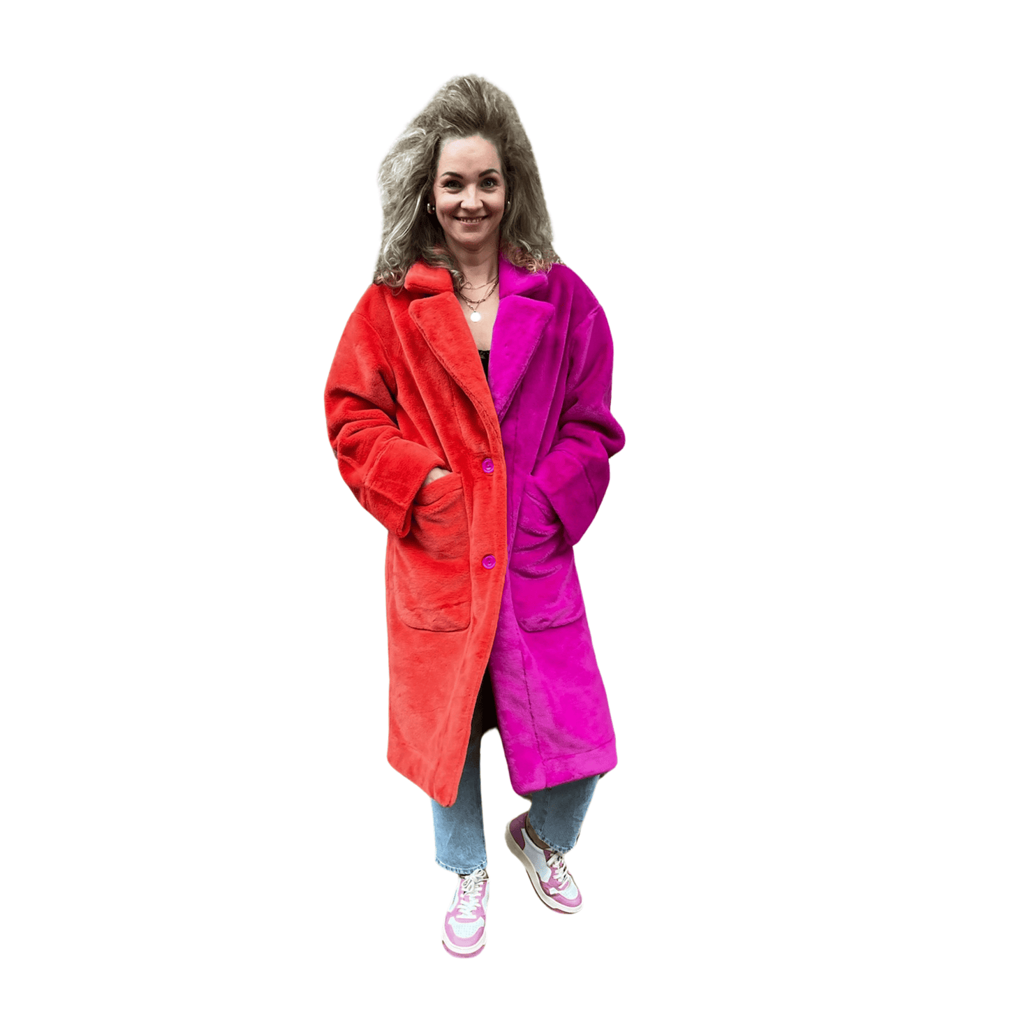 Model met lange fluffy jas in de kleuren rood en roze